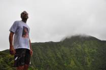 Admirando a enorme cratera do monte Liamuiga, o vulcão da ilha de St. Kitts - Caribe